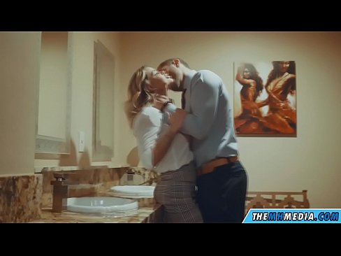 ❤️ Gava ku blondeyek busty we di nav hewşek gelemperî de dixapîne Vîdyoya anal li me ku.28films.ru ❌❤